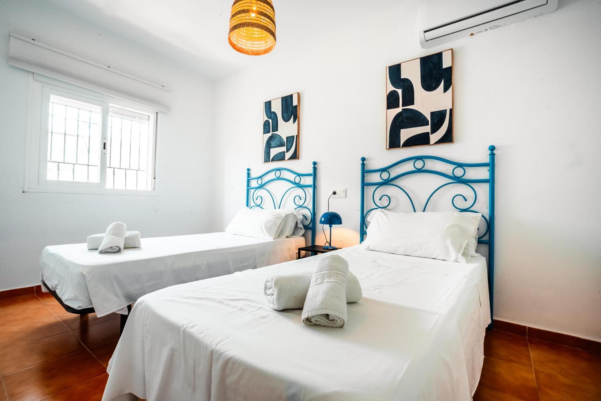 Escuela Village Marbella Bagian luar foto